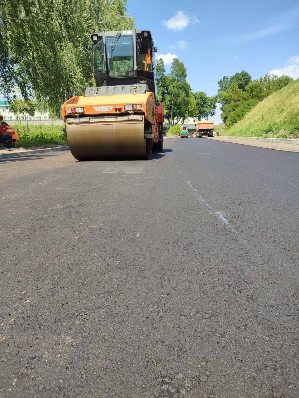 Укладка асфальтобетонного покрытия в Бресте на улице ГОБК (к патриотическому центру)
