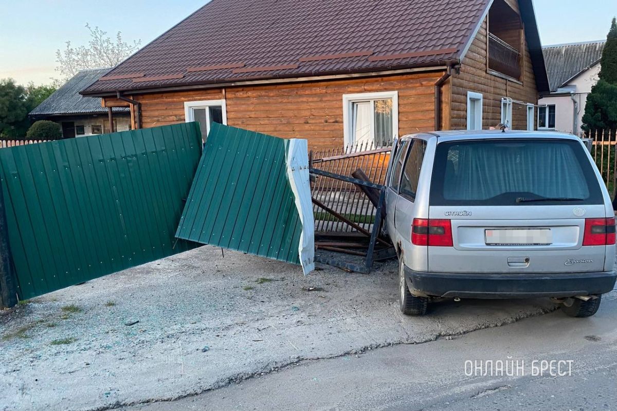 Читатель: Сегодня в Бресте на ул. Богданчука водитель Citroen въехал в забор