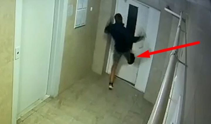 В Бресте на Луцкой мужчина ногой проломил дверь в подъезде жилого дома. Есть видео