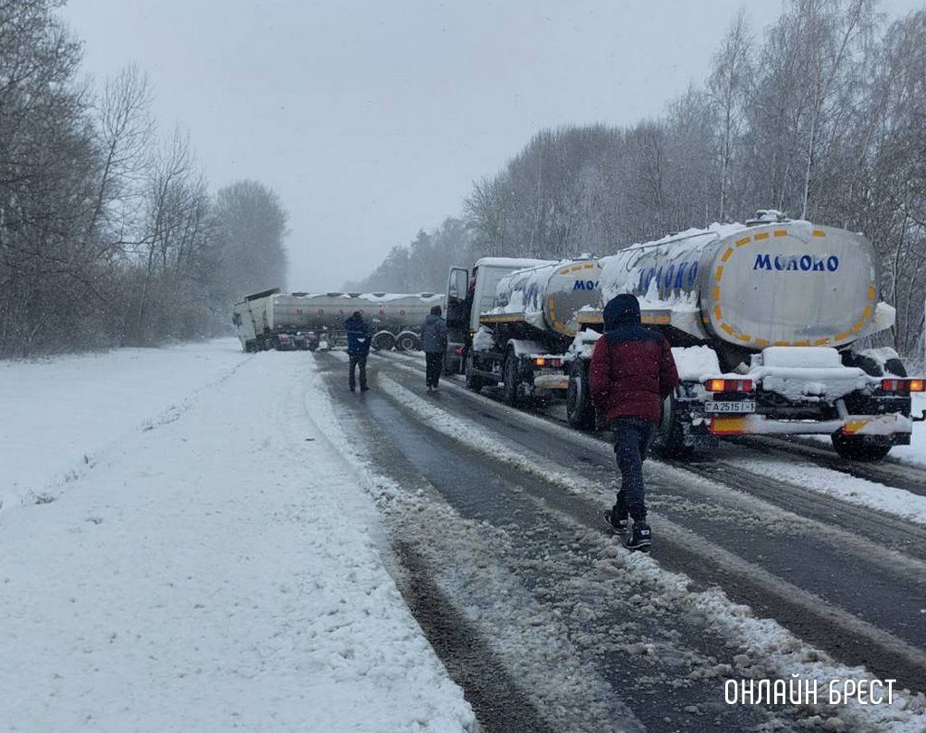 Читатель: Брестская область. Под Пружанами занесло молоковоз. Будьте осторожны и внимательны на дорогах!