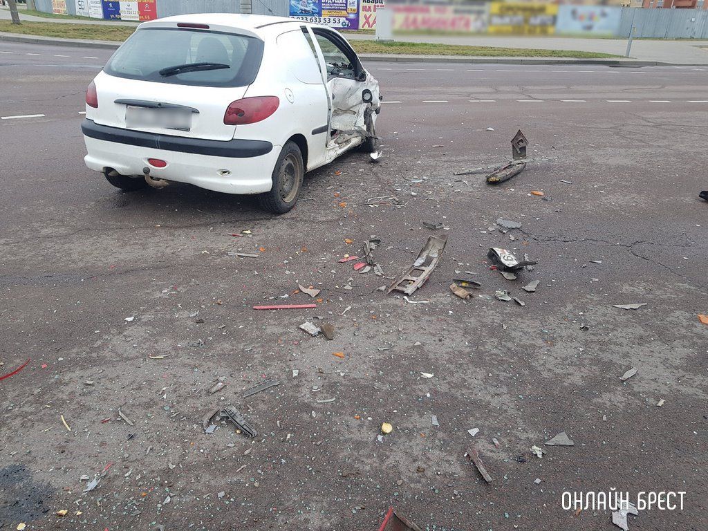 В Бресте на Варшавке возле Еврика серьёзно столкнулись автомобили