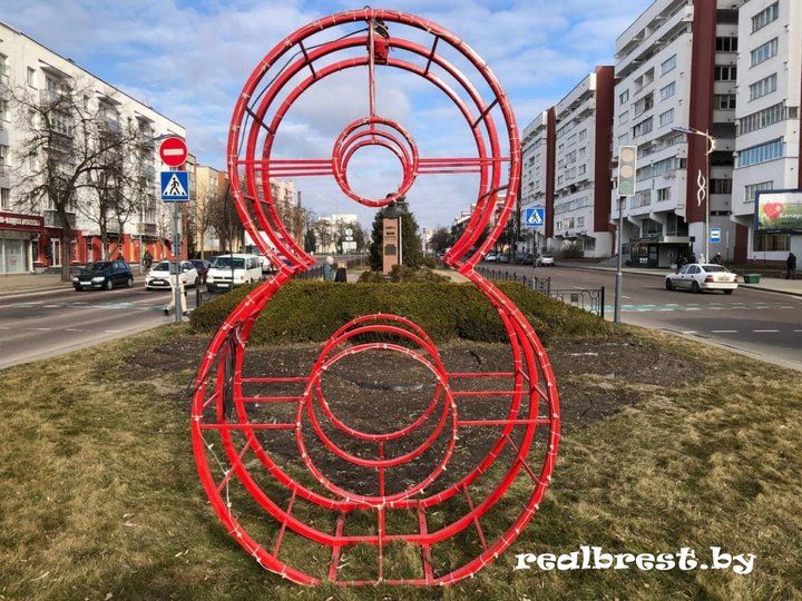 Аллею из светодиодных тюльпанов установили в Бресте