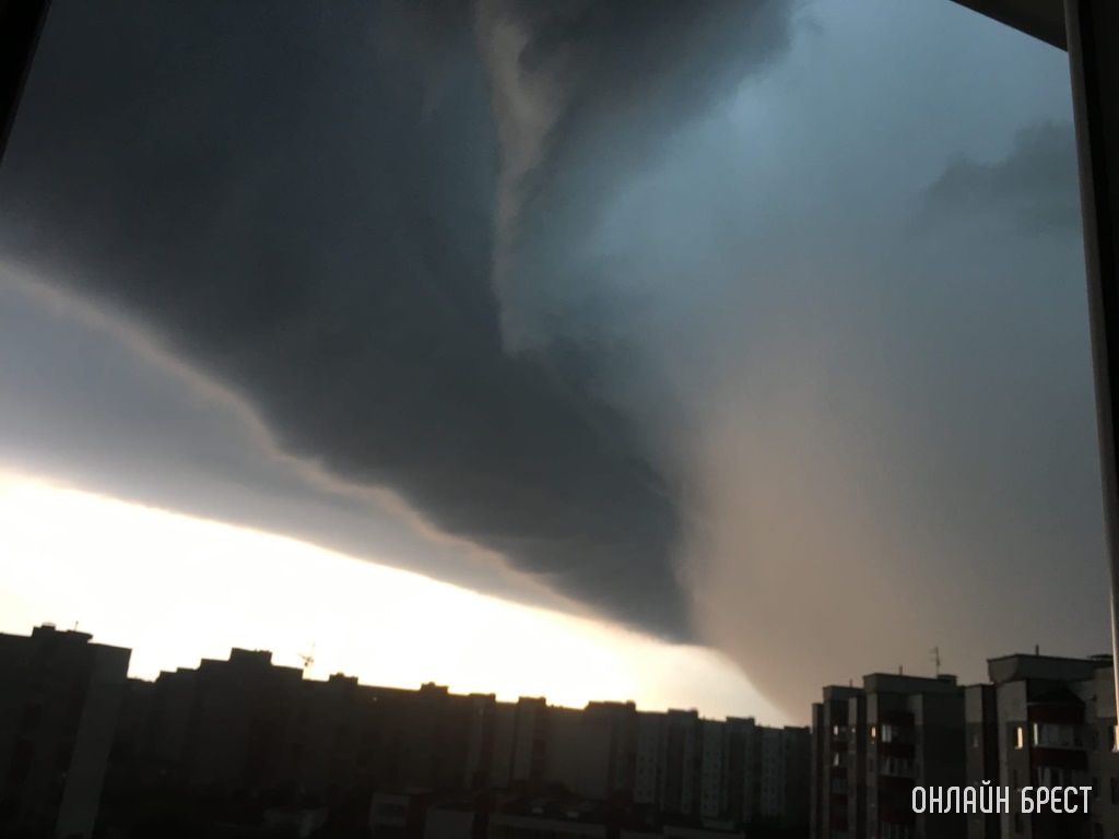 Ещё несколько фото утреннего неба над Брестом, снятые читателями сегодня