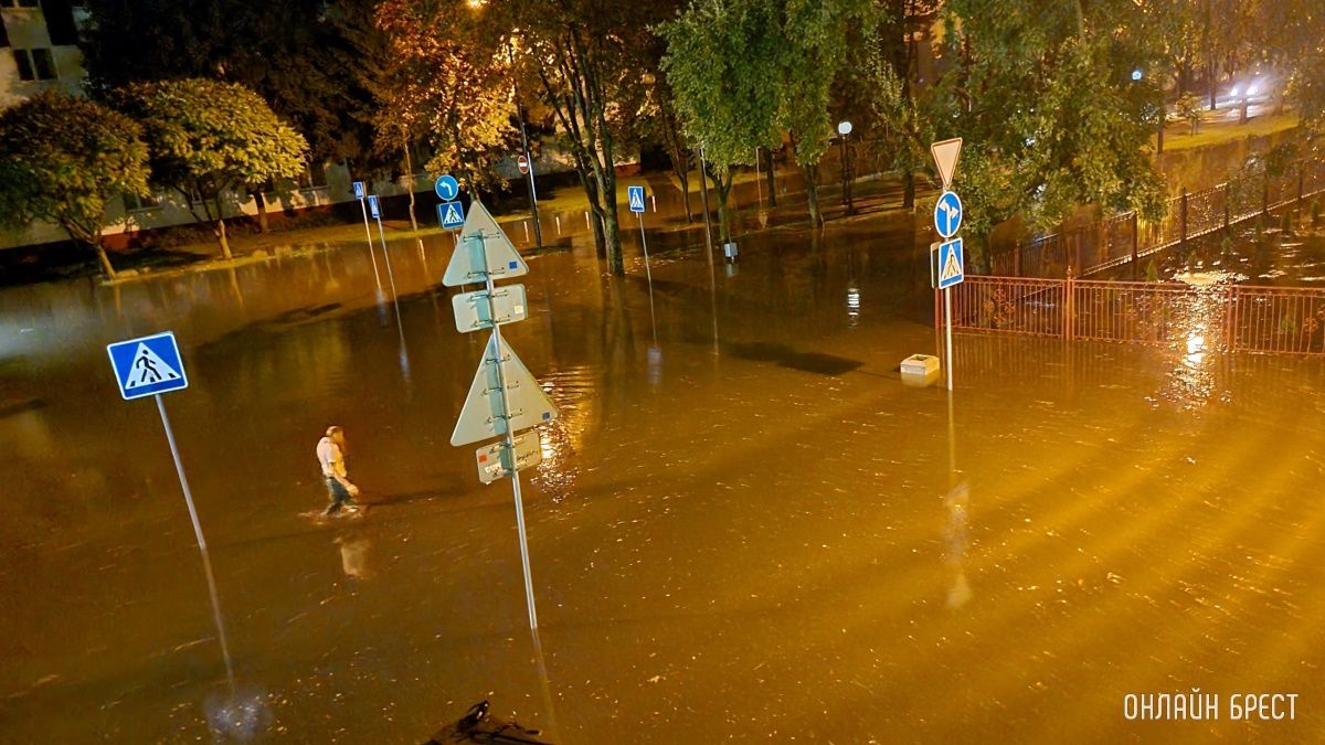 Нас затопило! Так выглядит перекресток улиц Наганова и Гоголя в Бресте