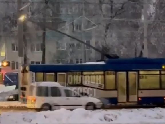 Читатель: Троллейбусы искрят. Видео снято на днях в Бресте.