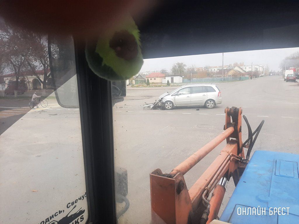 Очевидец: В Дрогичине микроавтобус лёг на бок