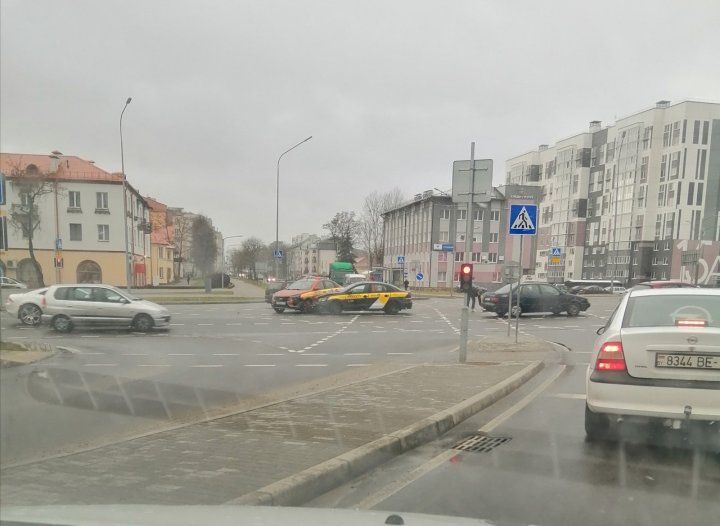 Очевидец: ДТП с участием 2-х такси на перекрёстке Зубачёва / ГОБК (Брест)