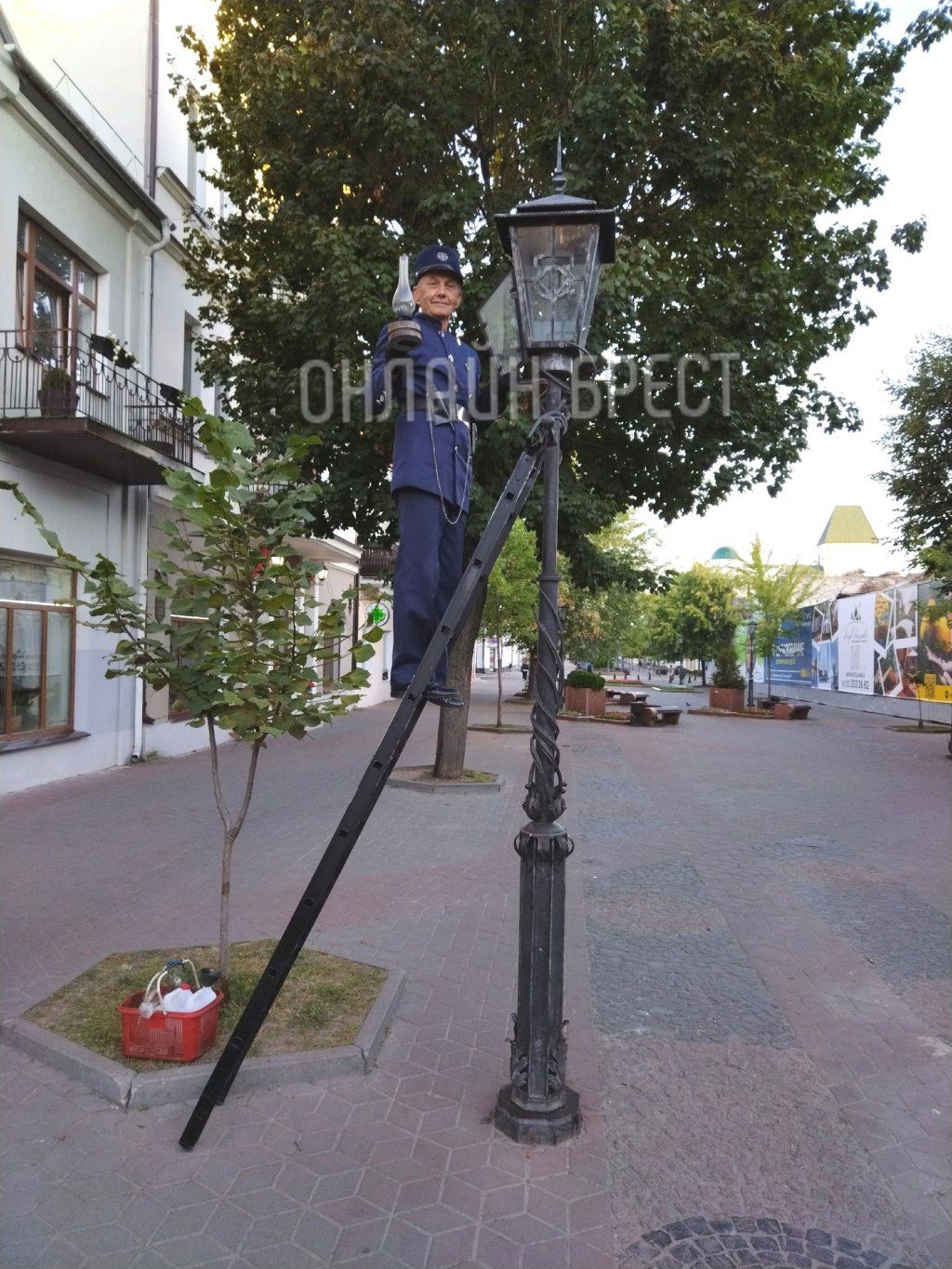 Читатель: Брестский фонарщик не только зажигает вечером фонари перед толпами туристов, но и в одиночестве утром их тушит и заправляет...