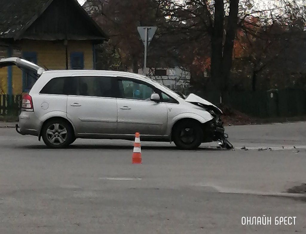 Очевидец: В Дрогичине микроавтобус лёг на бок