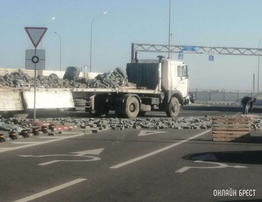В Бресте на Западном обходе рассыпался груз