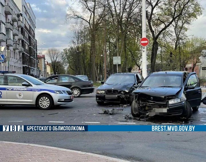 Появилось видео, как в центре Бреста столкнулись BMW и Fiat