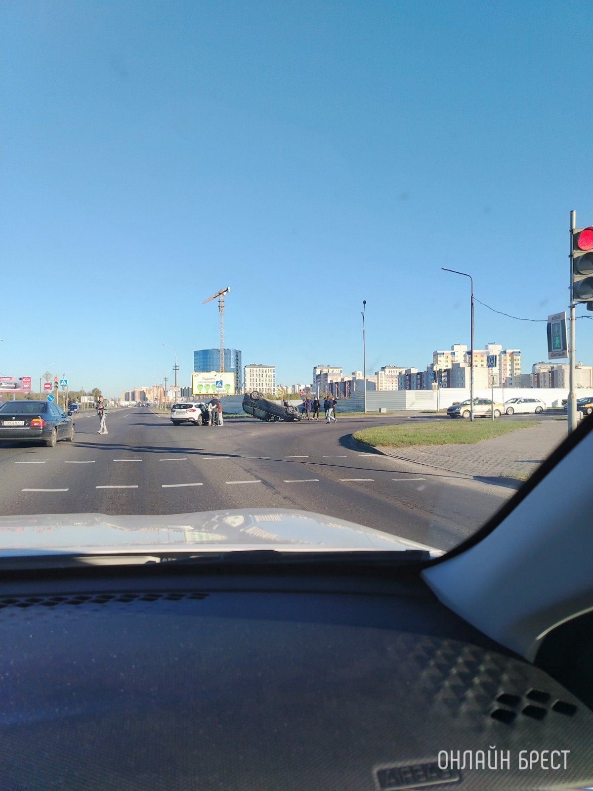 В Бресте произошла авария: машина перевернулась