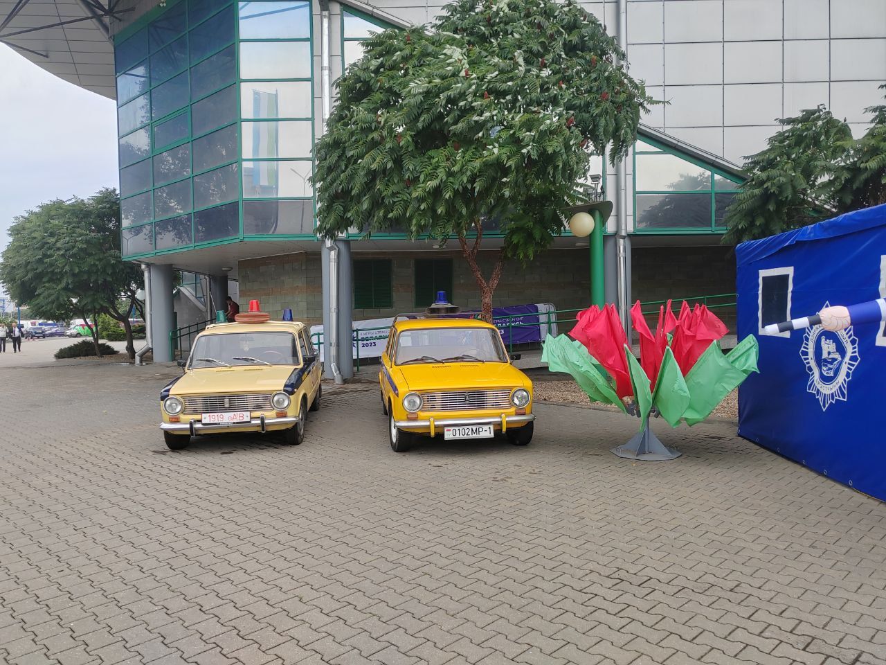 В Бресте перед «Викторией» развернулась выставка автомобильной техники правоохранителей, МЧС Первого региона, а также различные спортивные площадки