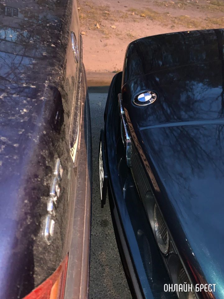 Читатель: Вот так в Бресте паркуют автомобили. Как выезжать?