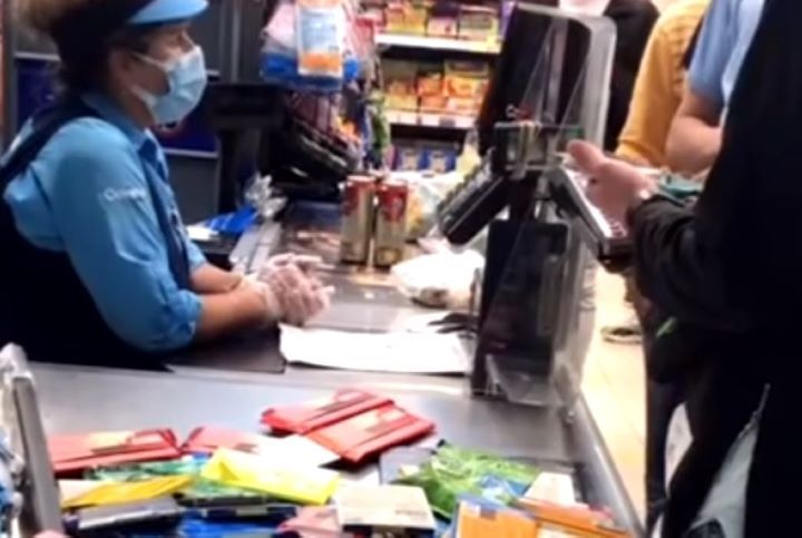 Видео из Бреста: Парень набрал в магазине много шоколадок и не рассчитался