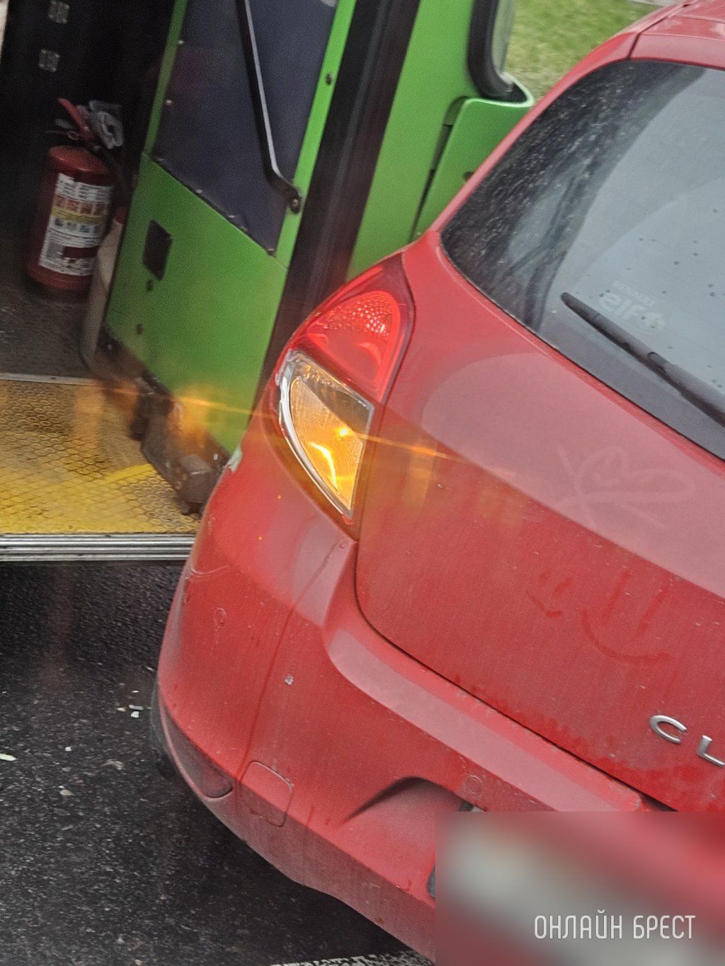 Очевидец: В Бресте на б.Шевченко произошло ДТП с участием автобуса