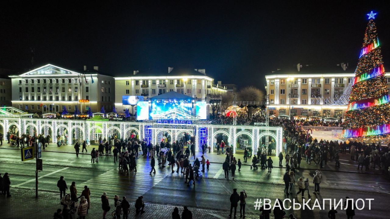 Появились фото и видео с высоты с открытия главной ёлки Бреста