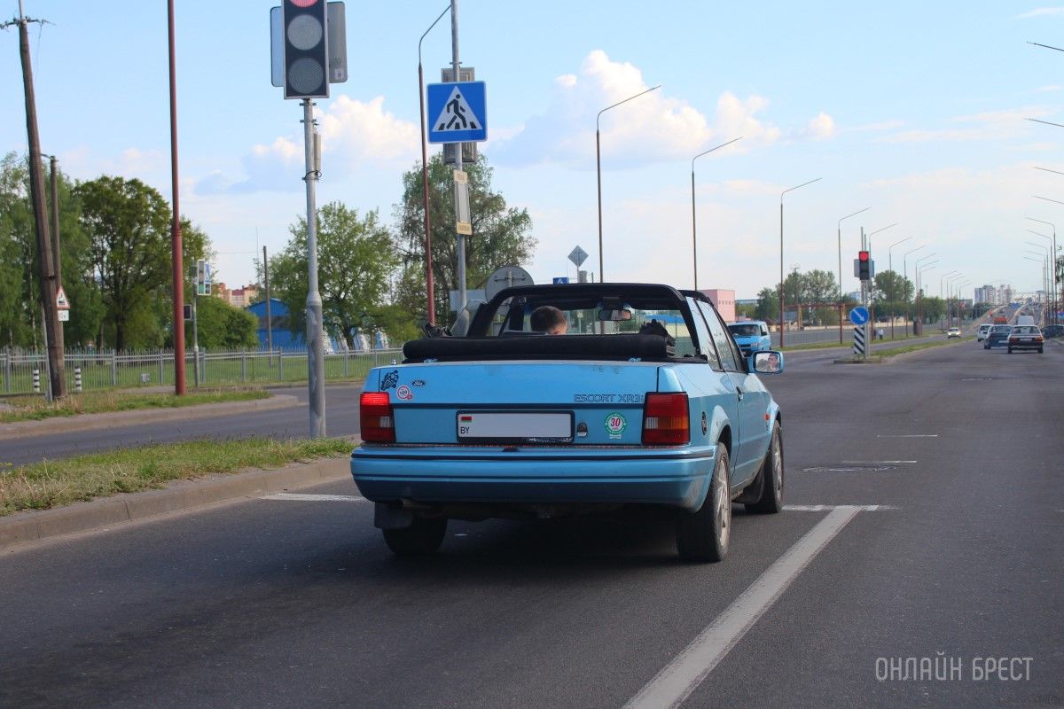 Читатель: Интересный автомобиль на дорогах Бреста. Ford Escort XR3i Cabriolet
