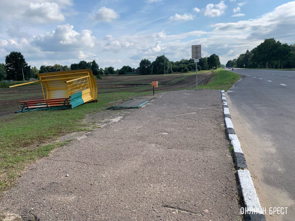 Брестский район. В Прилуках ветром повалило остановку