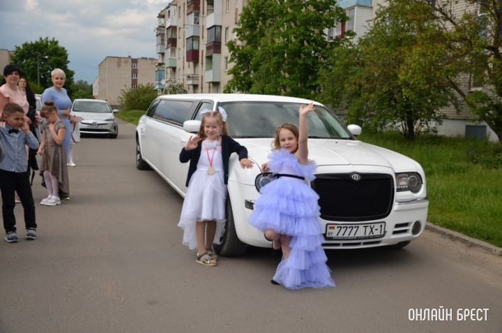 Выпускной в детском саду в Бресте. Детям заказали лимузин. Посмотрите на их реакцию :)