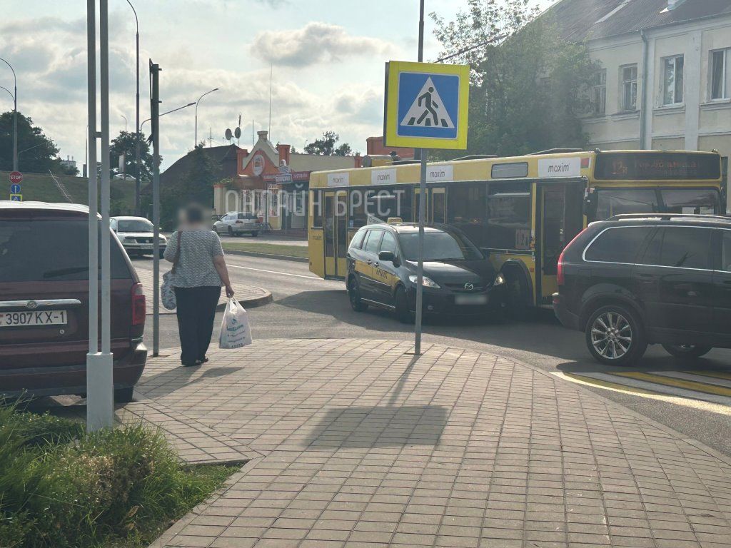 Читатель: Сегодня в Бресте возле ЖД вокзала автобус столкнулся с автомобилем такси