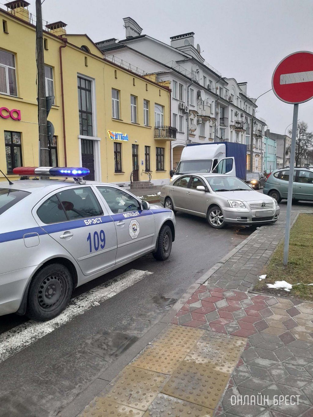 Читатель: Случай произошёл вчера в центре Бреста. Автоледи припарковала свой авто так, что образовалась пробка