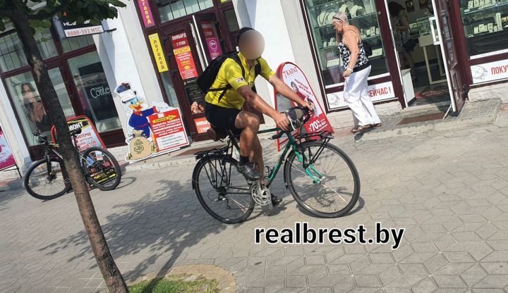 Все ли заметили запрещающий велосипедное движение знак на Советской в Бресте?