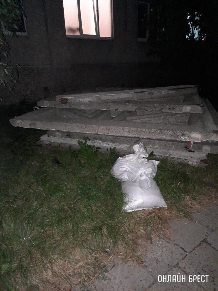 Читатель: Около 3-ёх недель назад сняли плиты,  но почему-то не убрали. Брест, улица Гаврилова, 29