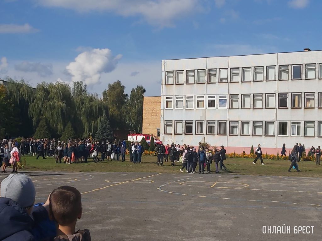 По словам читателя, детей выводят на улицу. Что произошло - неизвестно