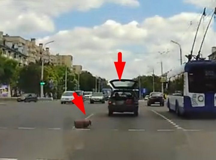 Случай в Бресте: открылся багажник и выпал баллон