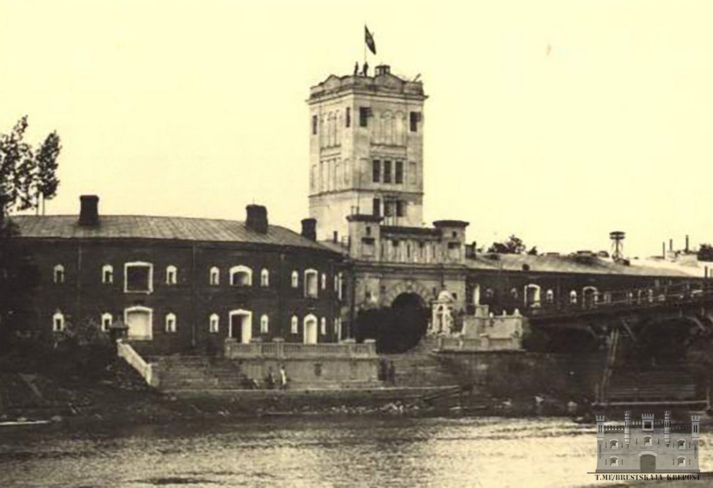 В середине 30-х годов прошлого века, на берегу Буга, возле Тереспольских ворот была построена небольшая, но красивая пристань
