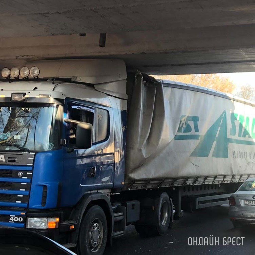 Читатель: Не проехал. Необычное ДТП произошло в Бресте возле Горбатого моста