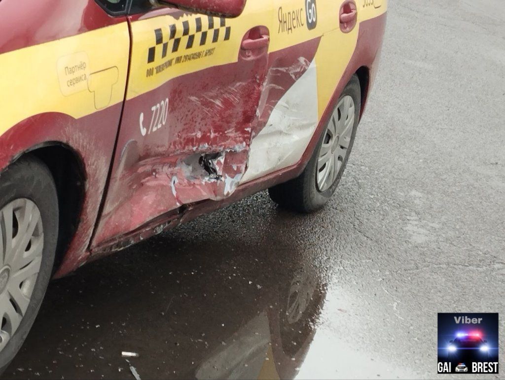 Очевидец: ДТП с участием двух автомобилей такси на перекрёстке Гоголя и бульвара Космонавтов в Бресте