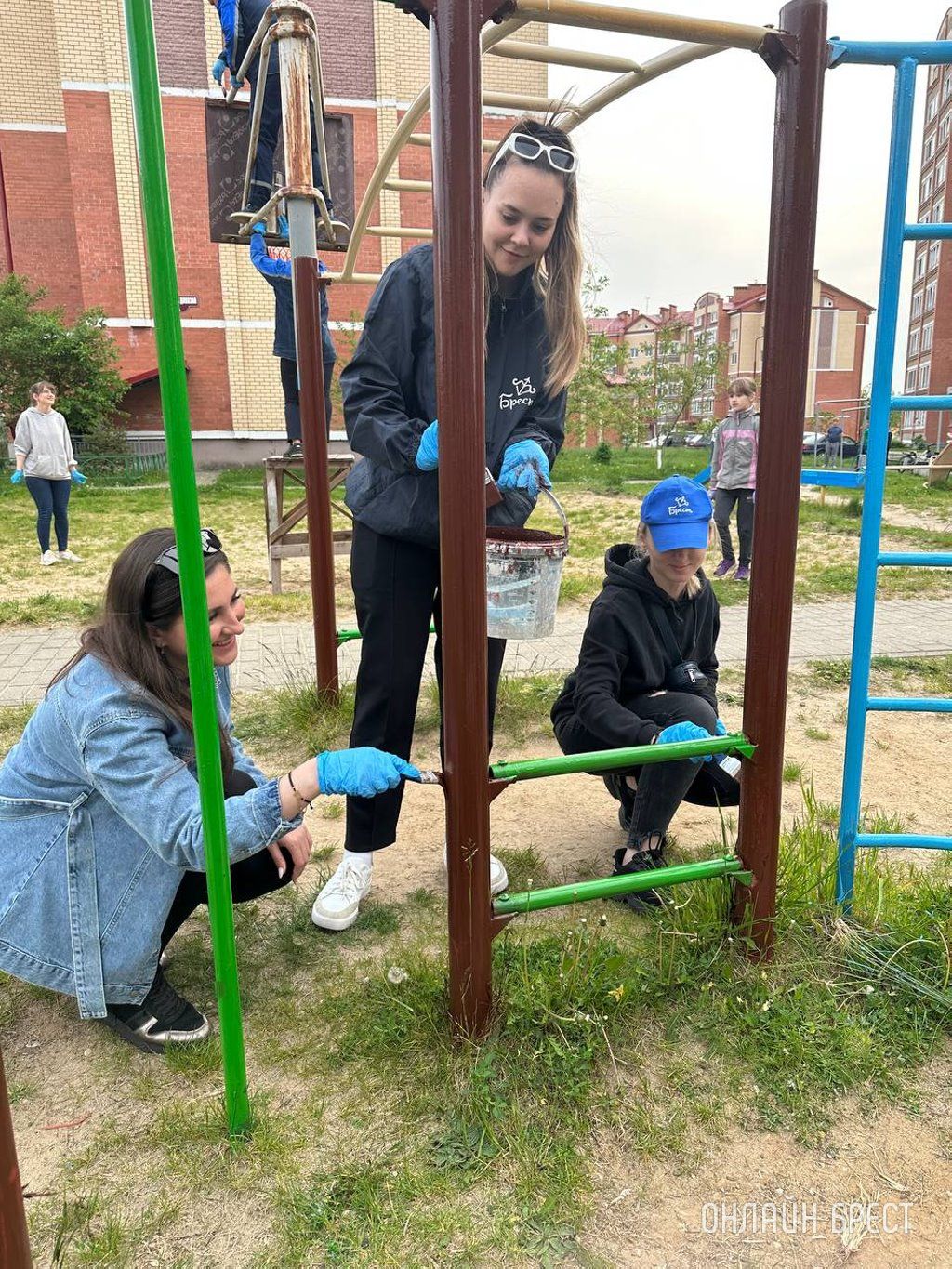 Молодые семьи города Бреста благоустраивали детскую площадку по улице Брестских дивизий