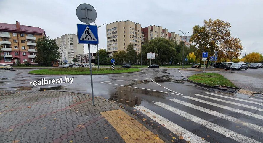 На перекрестке с круговым движением улиц Гоголя и Кирова в Бресте обновили разметку