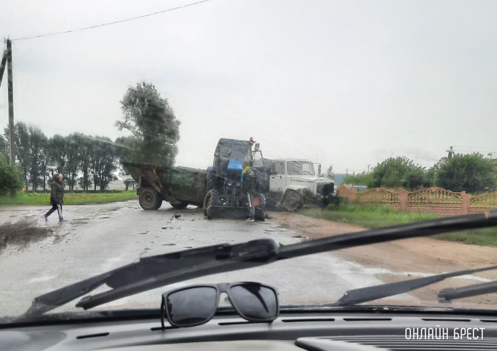 В Каменецком районе в д. Оберовщина столкнулись грузовик и трактор