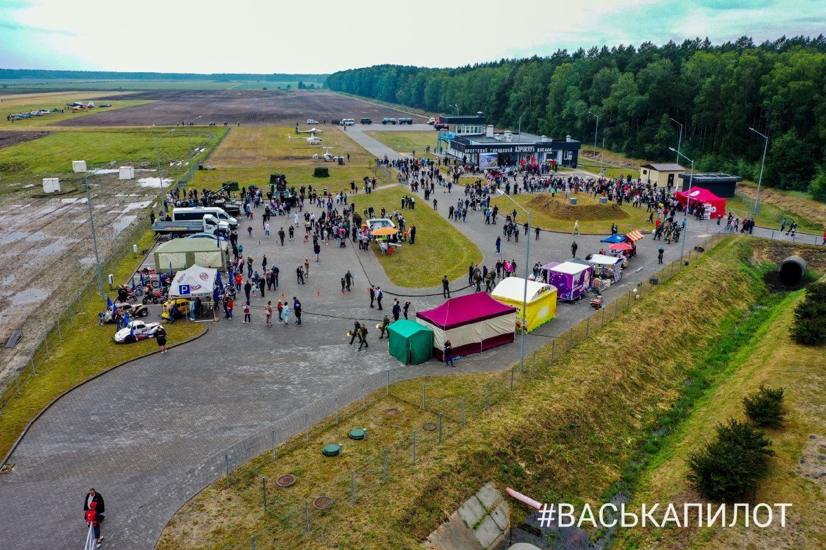 Смотрите с высоты! Фигуры высшего пилотажа и открытие аэродрома под Брестом