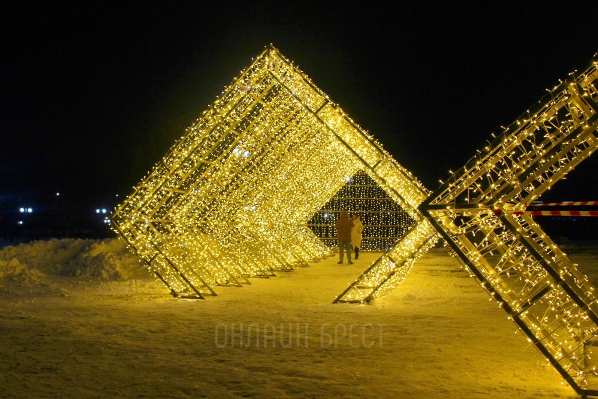 В Бресте на Набережной установили световую инсталляцию