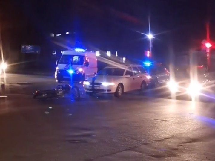 В соц. сетях появилось видео, как в Кобрине произошло ДТП с участием мотоциклиста