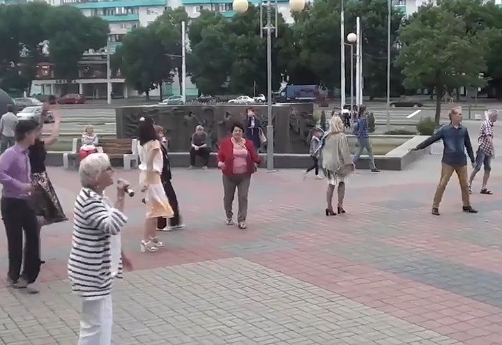 В Бресте у ДК Профсоюзов каждую пятницу в 19:00 проходят танцевальные вечера в стиле ретро