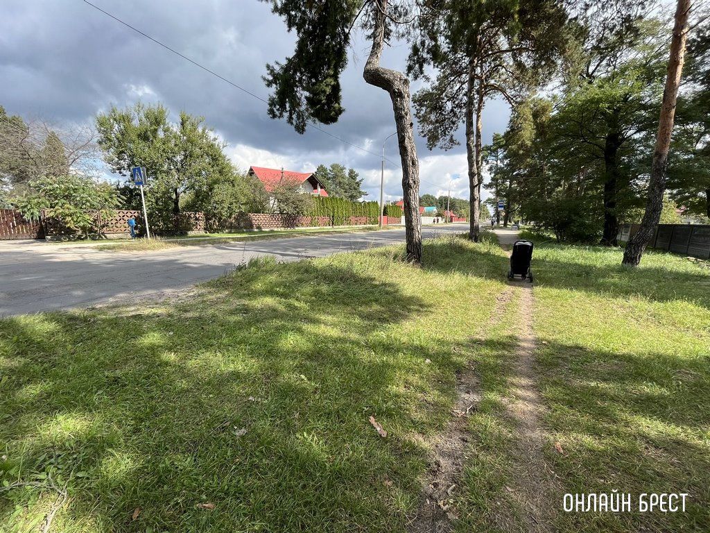 Читатель: Хотелось бы обратить внимание служб на данный участок. Брест, ул. Городская, остановка д.Плоска