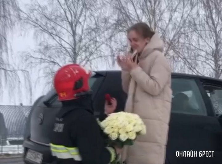 Читатель: Это было мило! Посмотрите, как в Каменце сотрудник МЧС сделал своей девушке предложение руки и сердца
