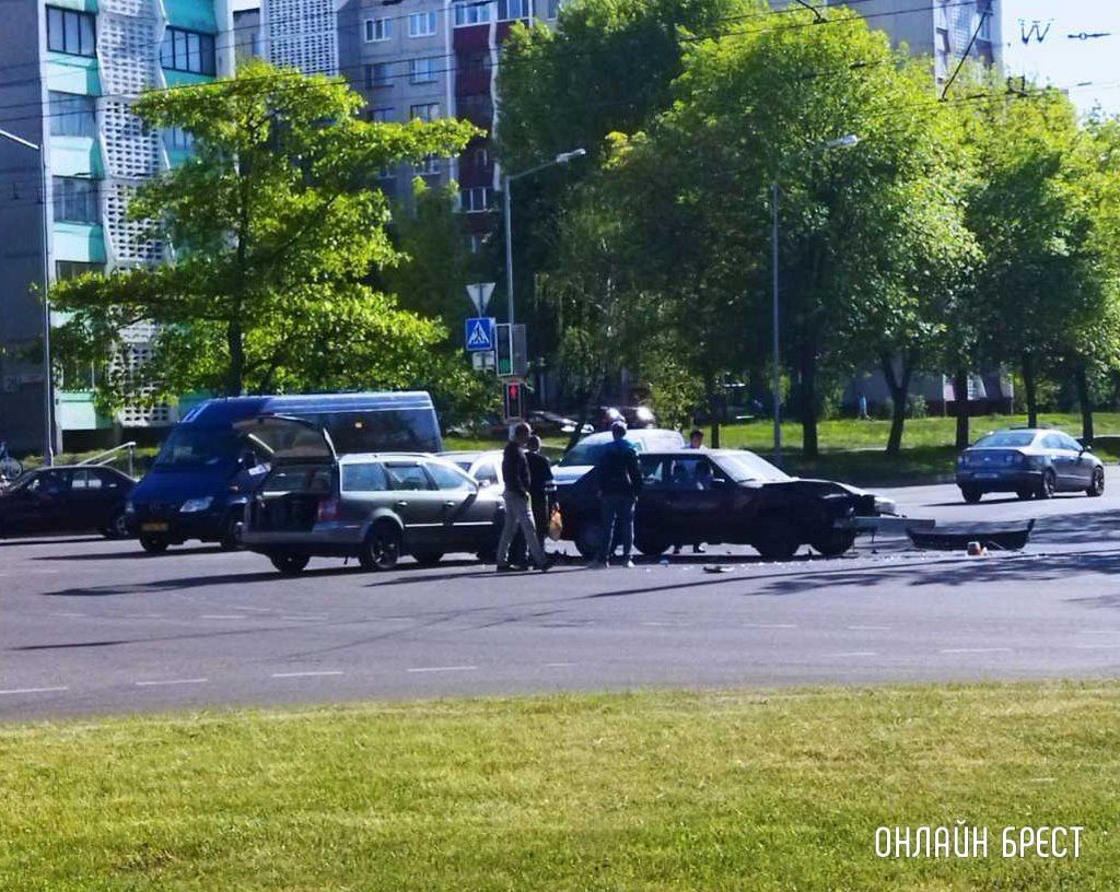 Читатель: Сегодня на Партизанском в Бресте серьёзно столкнулись автомобили. А на Зелёной в ДТП попали несколько авто