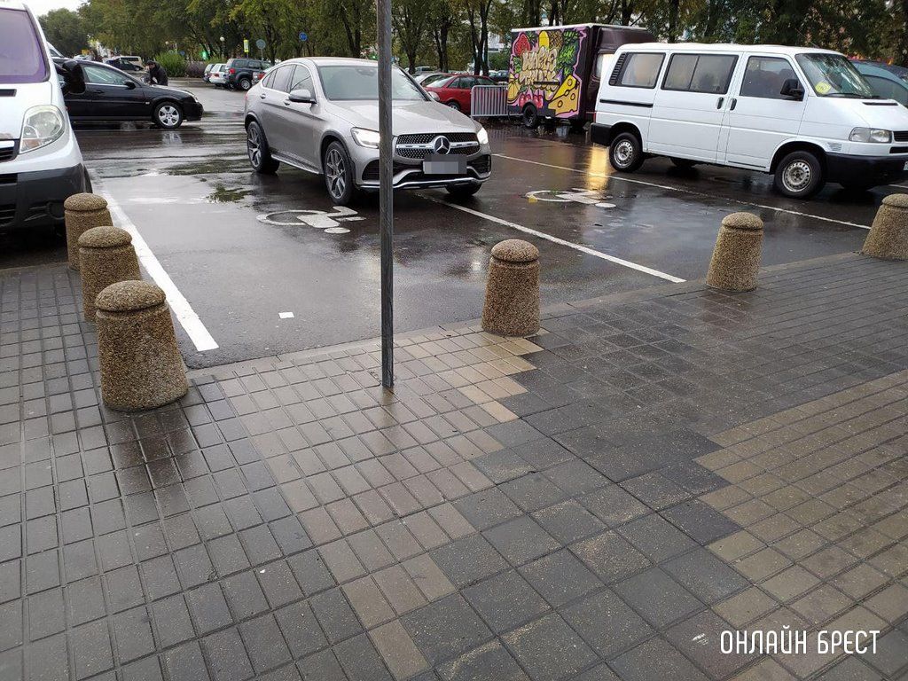 Читатель: Вот так паркуются в Бресте