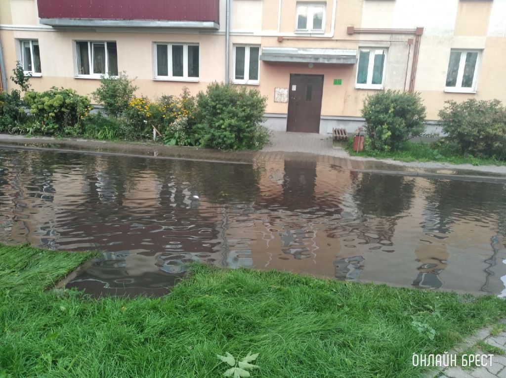 Последствия дождей. Вот так затопило дворы на Машерова в Бресте. Из подъезда невозможно выйти