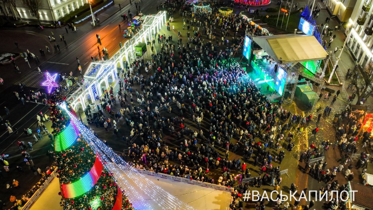 Появились фото и видео с высоты с открытия главной ёлки Бреста