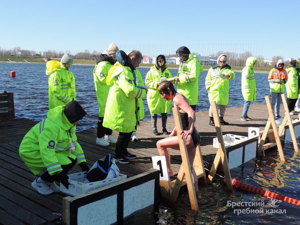 В Бресте начались соревнования по зимнему плаванию
