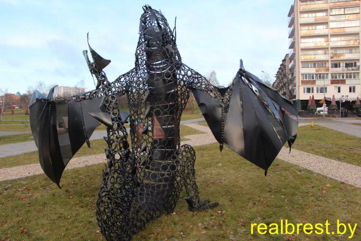 В Бресте экспозицию дракона перенесли на Набережную