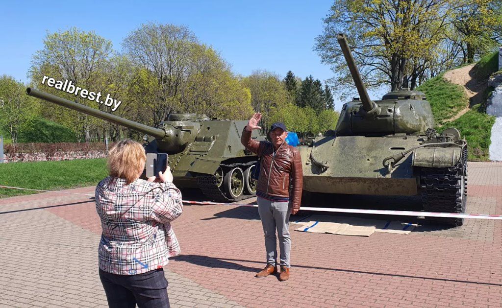 Красят танки и достают из воды деревья в Брестской крепости