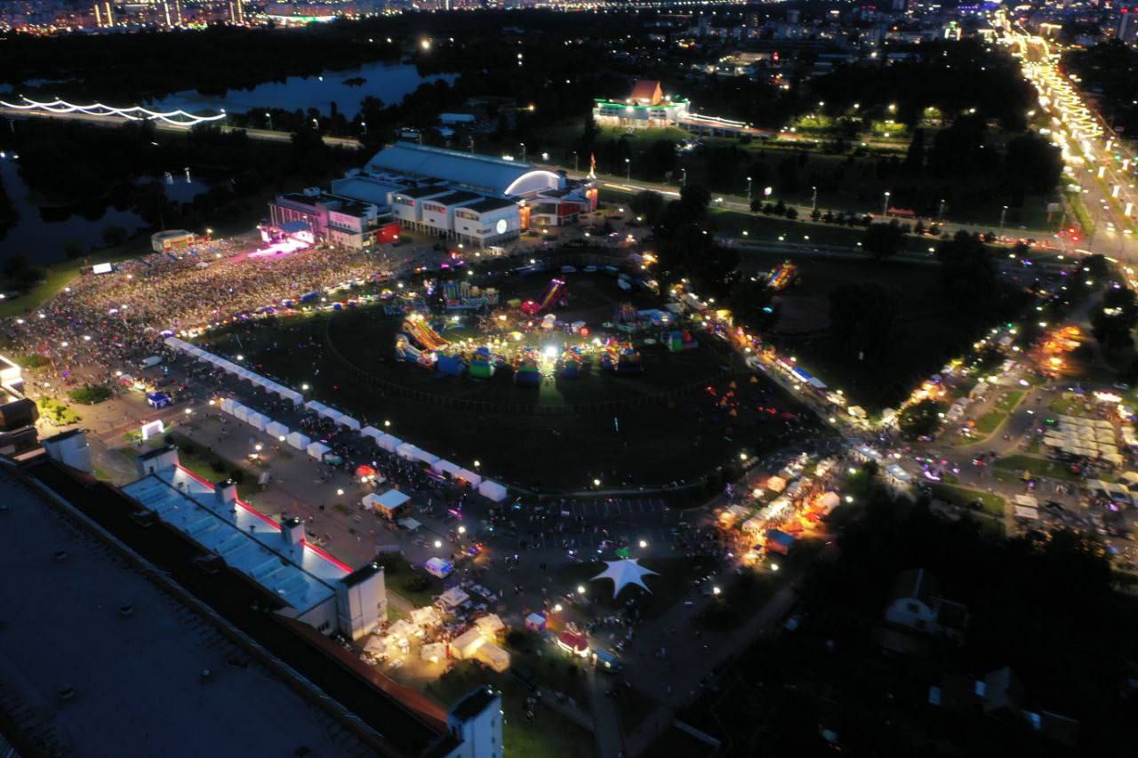 Вечер возле Ледового дворца в Бресте